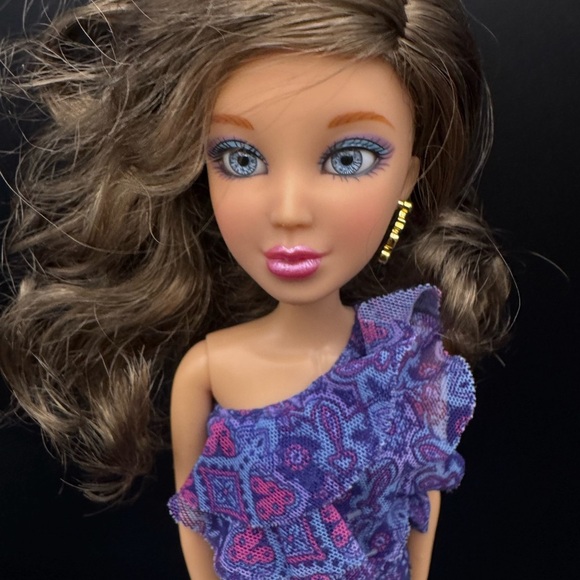 2009 Spinmaster Liv Doll With Outfit, Jewelry, Gold Shoes and Brown Wig - Picture 2 of 8